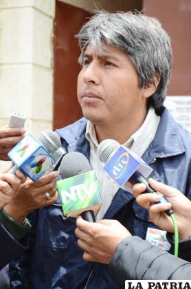 El excandidato, Edgar Sánchez declara a los periodistas en la puerta de LA PATRIA