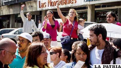 Amas de casa controlan filas en los comercios de Venezuela