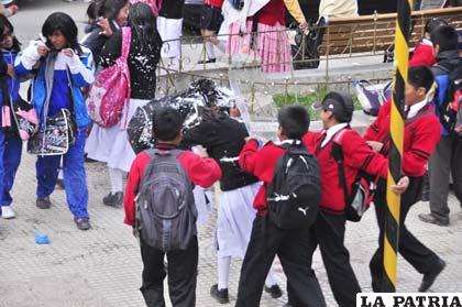 Estudiantes utilizan agua en bolsitas y espuma para jugar