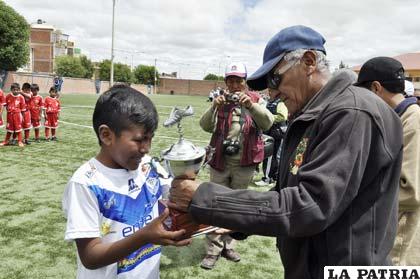 Justo Torres hace la entrega del trofeo de campeón