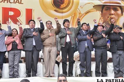 Las autoridades durante la entonación del Himno Nacional