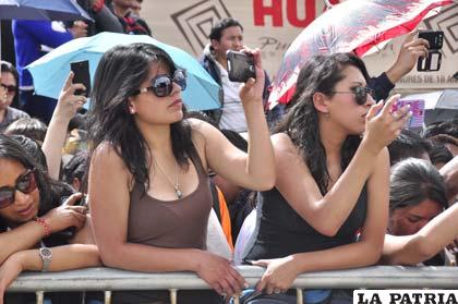 El público utilizó sus celulares para registrar el espectacular show