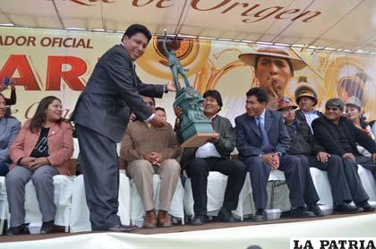 El Presidente Morales recibe el reconocimiento de los músicos
