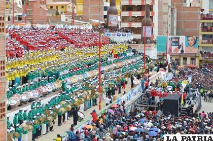 La Avenida Cívica “Sanjinés Vincenti” se vistió de gala con el concierto de lujo