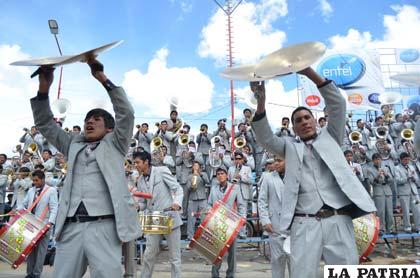 La emoción transmitida por los platilleros de la Banda Real Imperial