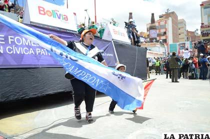Una hincha de San José junto a su pequeño hijo expresa el amor por su 
equipo