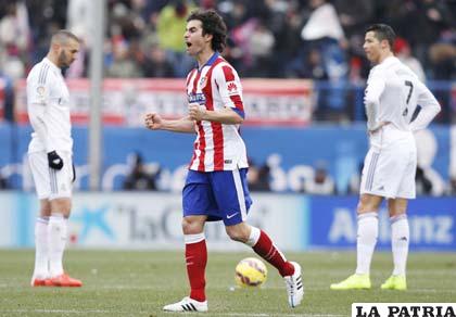 Tiago celebra la conquista del primero del Atlético