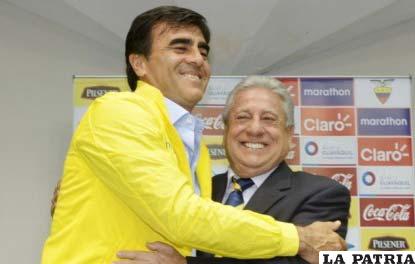 Gustavo Quinteros junto al presidente de la FEF Luis Chiriboga