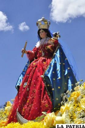 Imagen de la Virgen del Socavón que es trasladada por damas de la Cofradía de la ACFO