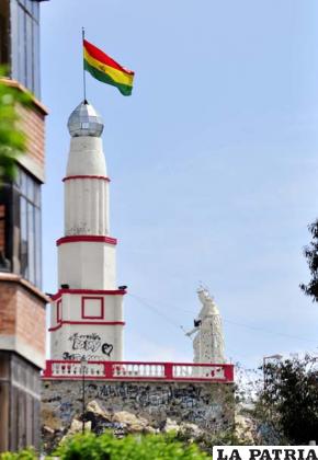 Bella vista del Faro de Conchupata, la tricolor y el Monumento a la Virgen del Socavón