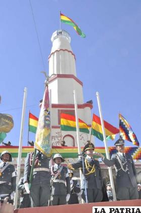 Autoridades militares rinden honores al pabellón patrio