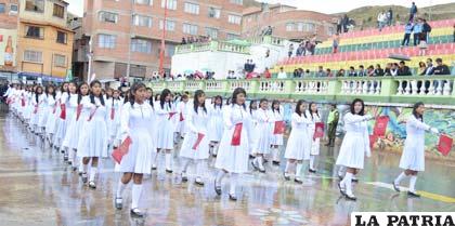 Estudiantes rinden homenaje a Oruro