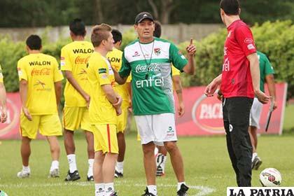 Soria, director técnico de la Selección Boliviana, planifica el trabajo rumbo a la Copa América