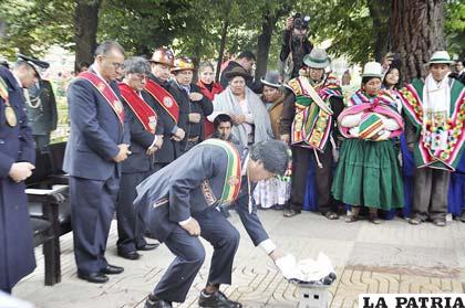 El instante cuando Evo Morales arroja hojas de coca a las brasas