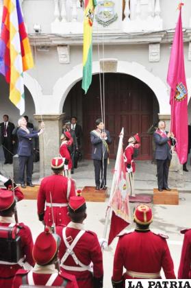 Iza de las banderas a cargo del presidente Morales, el vicepresidente García en el gobernador Tito