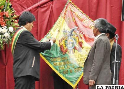 Autoridades de Paria la primera población de Bolivia, reciben la condecoración de parte del Presidente Evo Morales