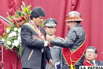 El Presidente Evo Morales recibió la distinción especial de parte del presidente de la Asamblea Departamental, Reynaldo Llanque Arce