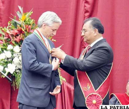 El gobernador Santos Tito Veliz, entregó la distinción al vicepresidente Álvaro García Linera