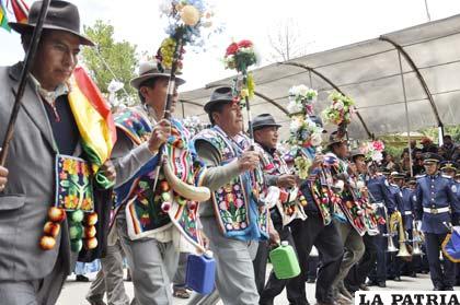 Autoridades de Corque, demostraron su civismo ataviados de sus tradicionales ponchos verdes