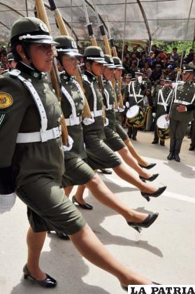 Mujeres policías de Esbapol con su característico paso de parada