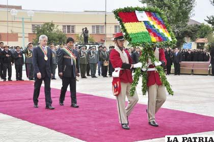 Ofrenda floral entregada por el Primer Mandatario Evo Morales acompañado de Álvaro García Linera