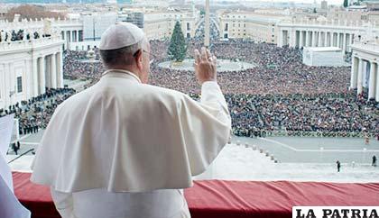 El Papa dirigiéndose a cientos de feligreses