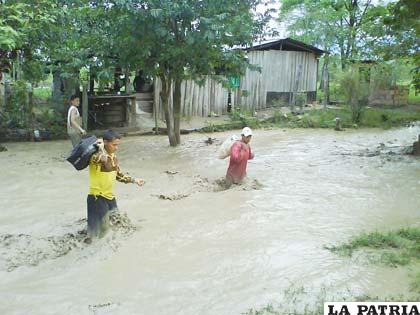 Calles convertidas en ríos por fuertes precipitaciones pluviales en el oriente boliviano