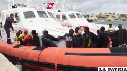Un grupo de inmigrantes llegando al puerto de Lampedusa