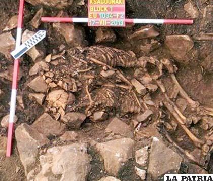 Cadáveres abrazados que datan del año 3.800 antes de Cristo