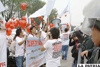 Manifestantes en las puertas  de la empresa argentina Pluspetrol