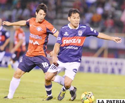 Thomas Santos y Alejandor Bejarano en la disputa de la pelota