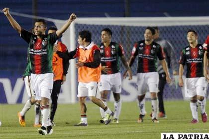 Renato Ramos festeja junto a sus compañeros el gol que les valió la clasificación
