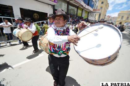 Alegría en la percusión que ejecuta un comunario de Santuario de Quillacas