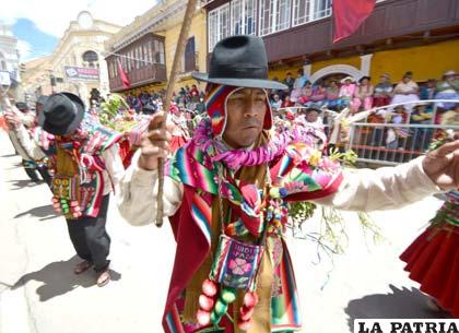 Con los chicotes en mano, bailaron los del Municipio de Toledo