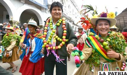 Presidente, Evo Morales baila junto a representantes de Huari, declarado como la Capital de la Manzana y donde se produce la cerveza más requerida en el país