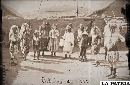 Diablos de octubre de 1910 con la indumentaria de esa época