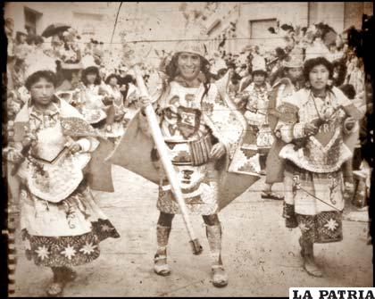 Un inca encabeza el grupo de “mama cunas”, personajes de la danza. / Foto Presencia