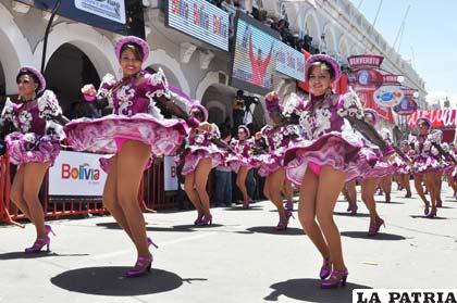 Bellas señoritas de los Caporales Centralistas