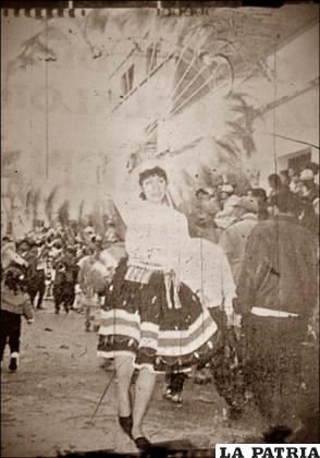 Las damas muestran su delicadeza y agilidad en esta danza de 1988 / Foto Presencia