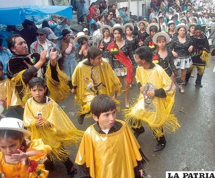 Gracia y juventud se mezclan en la danza de las k´ochalitas