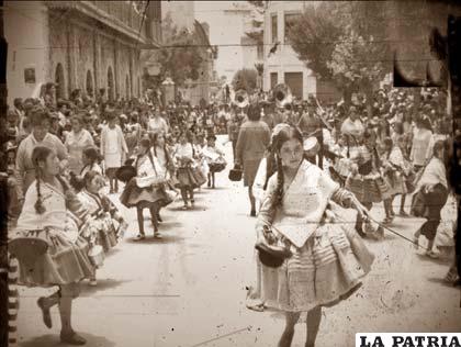 En la década de los ’70, ingresando a la Plaza. / Foto Diablada Artística Urus