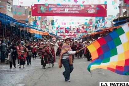 Participación del conjunto Khantus Sartañani en el Carnaval de Oruro
