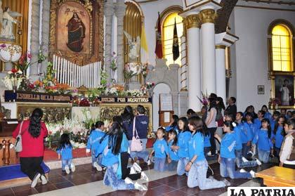 Durante la promesa a la Virgen del Socavón en el Convite
