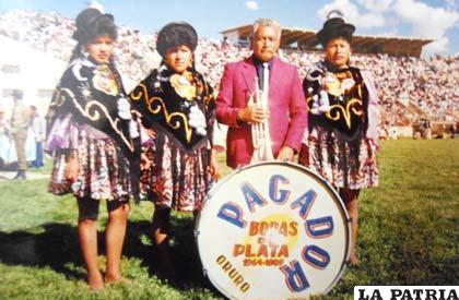 Durante las Bodas de Plata de la Pagador, al centro su fundador Gumercindo Licidio