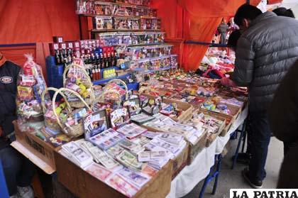 Diferentes objetos en miniatura son ofertados en el Calvario 