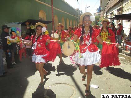 Las comadritas trajeron alegria al Carnaval de Oruro