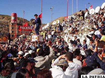 Las bandas brindaron un espectáculo durante el Alba del año 2009