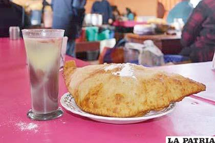 API
El api es una bebida espesa o mazamorra apetecida especialmente en las noches. Hay dos lugares característicos para disfrutar de ésta deliciosa bebida: los mercados Fermín López y Campero.
La bebida tradicional de Oruro, se prepara en base a la harina obtenida de diferentes tipos de maíz, preparada en agua donde se hace hervir canela.
Una vez concluida su preparación, se saborea acompañando con buñuelos o pasteles especiales.
