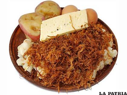 CHARQUEKAN
El charquekan es un plato típico de Oruro que se prepara con carne de llama deshidratada.
Se desmenuza, se fríe en aceite caliente y se sirve acompañada de maíz o mote blanco, queso, huevos y papa, además de la infaltable llajua que es un aderezo picante, típico de Bolivia.