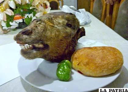 ROSTRO ASADO
El rostro asado consiste en la preparación de la cabeza de cordero sazonada en agua con sal por una noche, la cual es cocida al horno o bajo tierra por lo menos por ocho horas, se sirve en las noches, en algunas calles de la ciudad.